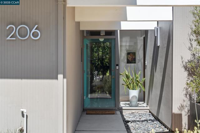206 Santa Fe Dr, Walnut Creek CA: https://media.crmls.org/mediaz/027f91b1-1107-4b83-a434-64413810e239.jpg