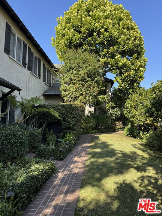 7917 Norton Avenue, West Hollywood CA: https://media.crmls.org/mediaz/027fe440-ece6-45fd-80a6-d43bd6bf7ab8.jpg