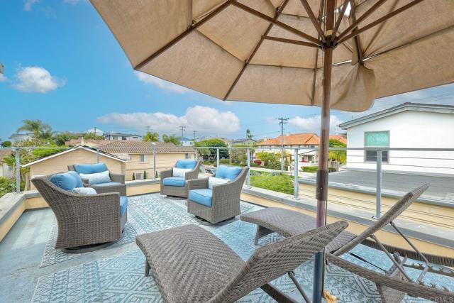 295 Chinquapin Ave, Carlsbad CA: https://media.crmls.org/mediaz/02801d50-ef86-466b-895f-056267b6e82a.jpg