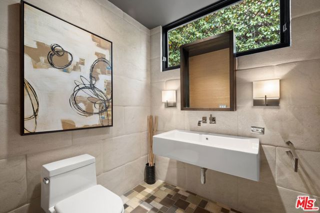 3300 N Knoll Drive, Los Angeles CA: https://media.crmls.org/mediaz/0280a9d5-81fd-4a54-b380-cf514ed1fb95.jpg