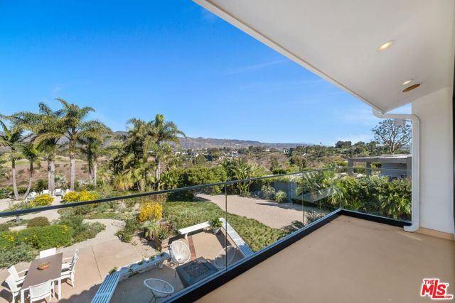 29417 Bluewater Road, Malibu CA: https://media.crmls.org/mediaz/02810bbc-0fff-4322-9cd8-5db0666530d3.jpg