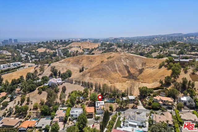 22960 Cass Avenue, Woodland Hills CA: https://media.crmls.org/mediaz/02816183-c206-439a-ad4a-5a2eae240b58.jpg