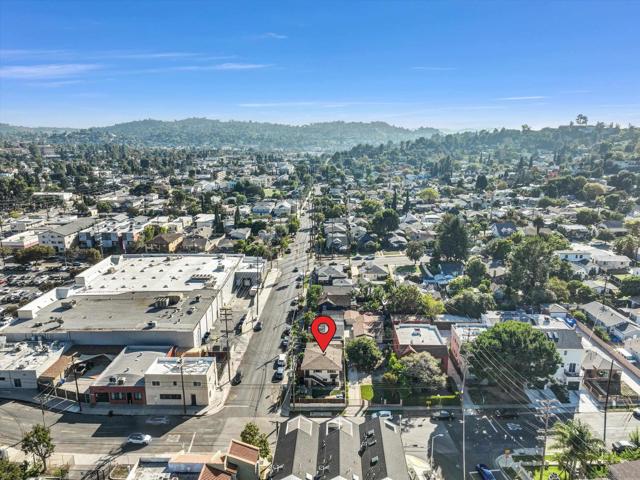 4927 Ellenwood Drive, Los Angeles CA: https://media.crmls.org/mediaz/0281a98f-c7ed-4cdd-95ea-b28f43f3cdf3.jpg