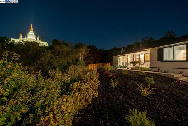 2818 Steinmetz Way, Oakland CA: https://media.crmls.org/mediaz/0282525c-16ff-496e-ace6-fb7027231747.jpg