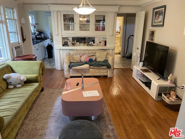 1920 S Rimpau Boulevard, Los Angeles CA: https://media.crmls.org/mediaz/02828587-3a99-4c4e-958e-0405e665871e.jpg