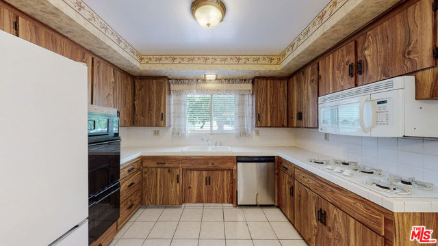 7337 Newcastle Avenue photo 8