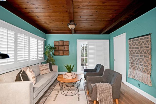 3908 Archmont Pl, Oakland CA: https://media.crmls.org/mediaz/0282f5b2-73c8-4ae1-944b-b0ed474a8edf.jpg