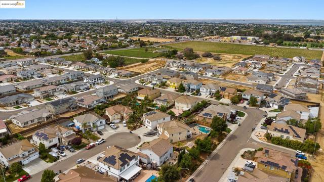 150 Ridge Crest Ct, Oakley CA: https://media.crmls.org/mediaz/0283092f-35a0-4be0-9b63-67b16a903455.jpg