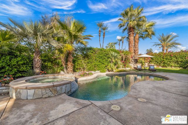 2 Varsity Circle, Rancho Mirage CA: https://media.crmls.org/mediaz/02835cba-b407-4f21-8662-01516da1c9fa.jpg