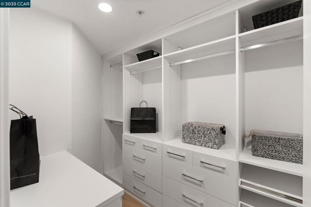 1200 65Th St, Emeryville CA: https://media.crmls.org/mediaz/0283cb40-00a9-48a1-8735-3bbac3be15e2.jpg