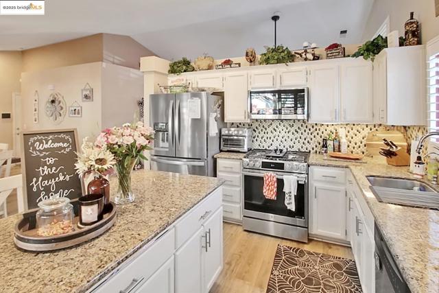 3050 Browning Ct, Brentwood CA: https://media.crmls.org/mediaz/0284ec79-cc2e-443a-bbd6-2d5265052a42.jpg