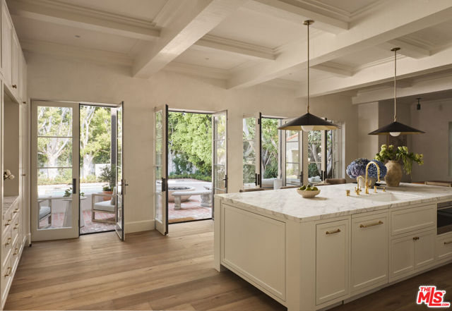 624 N Arden Drive, Beverly Hills CA: https://media.crmls.org/mediaz/0284f8d9-c7c0-470a-8f87-07716f5fe088.jpg