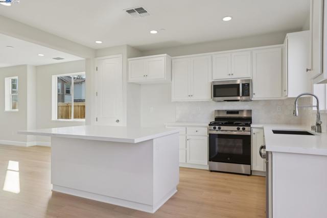 109 Creek View Cir, Fairfield CA: https://media.crmls.org/mediaz/0285d1f1-b5d7-4230-98a9-46c1613d2b56.jpg