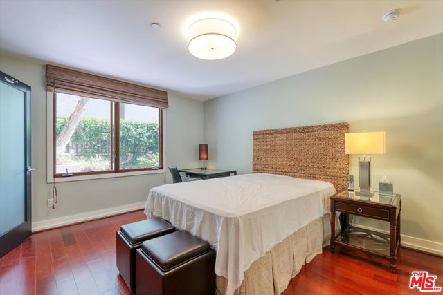 130 N Swall Drive, Beverly Hills CA: https://media.crmls.org/mediaz/0286773c-0c6c-4b28-bdad-86e15134da51.jpg