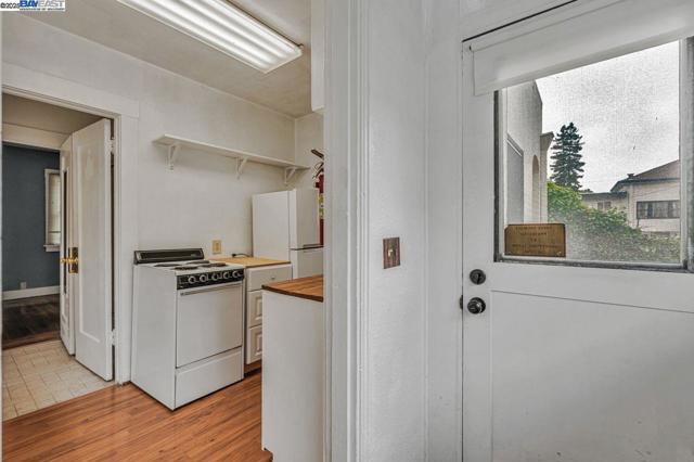 1560 Lincoln Ave #B, Alameda CA: https://media.crmls.org/mediaz/028677b7-8b35-492e-a97c-ec816b75e82b.jpg