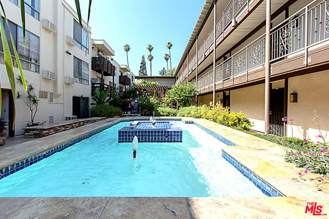 525 S ARDMORE Avenue, Los Angeles CA: https://media.crmls.org/mediaz/028787f5-b9f0-4e77-bc71-877eb31899d4.jpg