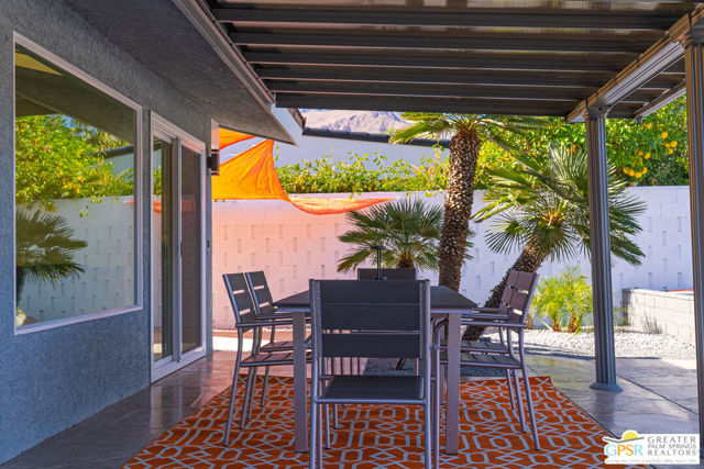 988 E Paseo El Mirador, Palm Springs CA: https://media.crmls.org/mediaz/0288b416-7713-43aa-b8b1-6a00efa33964.jpg
