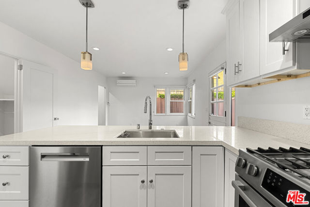 838 Hilldale, West Hollywood CA: https://media.crmls.org/mediaz/0288efcf-6e99-4778-8a53-2f873cd5c0af.jpg