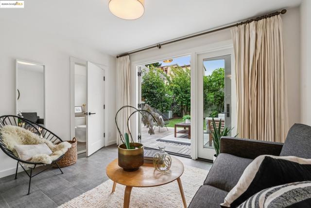 6232 Manoa St, Oakland CA: https://media.crmls.org/mediaz/02890a3f-9f6a-4104-8a74-36f265d164f1.jpg