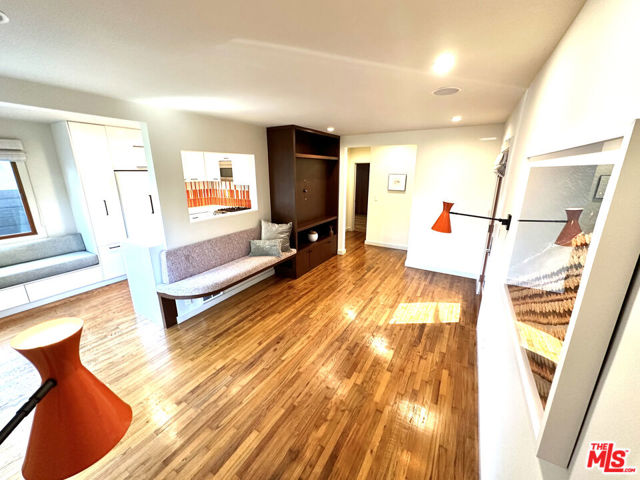 27 18th Avenue, Venice CA: https://media.crmls.org/mediaz/028a1704-8db1-4a32-aee4-67d64c278ec1.jpg