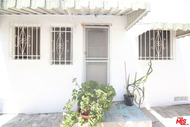 1028 N Hayworth Avenue, West Hollywood CA: https://media.crmls.org/mediaz/028abdfc-5e09-4cf0-a19e-840c7d7f17bb.jpg
