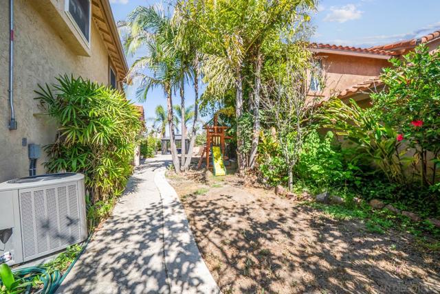 2492 Royal Saint James Dr, El Cajon CA: https://media.crmls.org/mediaz/028b40a9-b407-40fc-a732-e2e296fa6e74.jpg