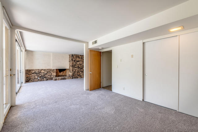 197 W Via Lola, Palm Springs CA: https://media.crmls.org/mediaz/028b44b1-c03c-41b4-928d-3e29fe72b970.jpg