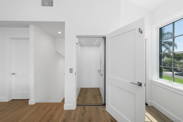 478 Orange Ave, Coronado CA: https://media.crmls.org/mediaz/028bfede-4fd1-4913-a6ed-1ce82f89a156.jpg