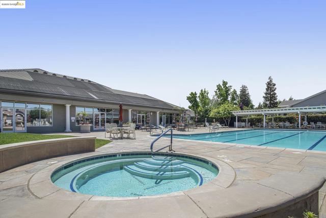 452 Tayberry Ln, Brentwood CA: https://media.crmls.org/mediaz/028cc33d-4986-4e07-bbef-5a1aaf9e2890.jpg