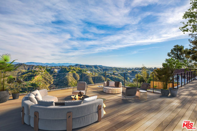 1448 STRADELLA Road, Los Angeles CA: https://media.crmls.org/mediaz/028cc8c0-1740-4220-bcaa-fa7600405756.jpg