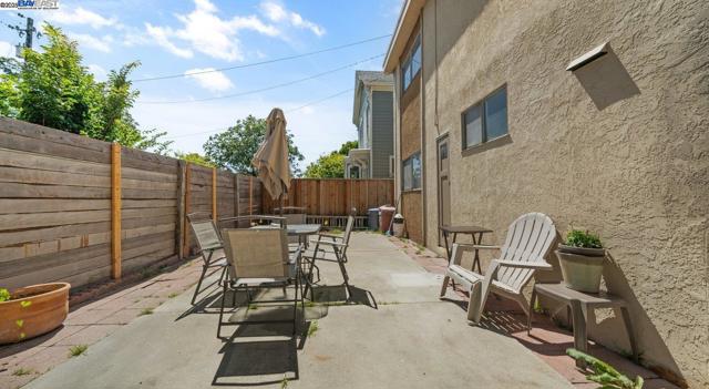 1738 7Th St, Berkeley CA: https://media.crmls.org/mediaz/028e3294-da29-486f-8938-dfdcdef779ef.jpg