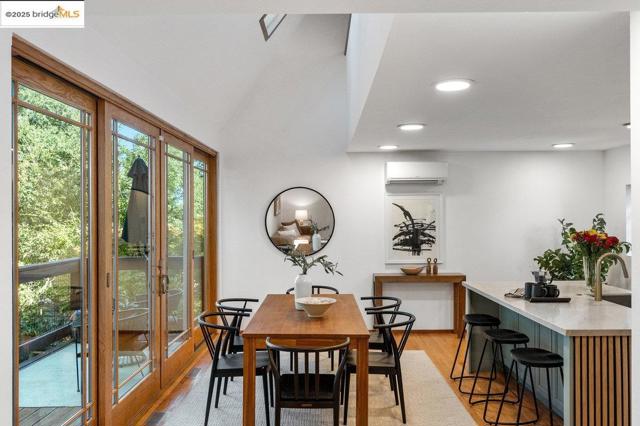 2112 Manzanita Dr, Oakland CA: https://media.crmls.org/mediaz/028e5244-ae42-4702-9d7d-243d4662727b.jpg