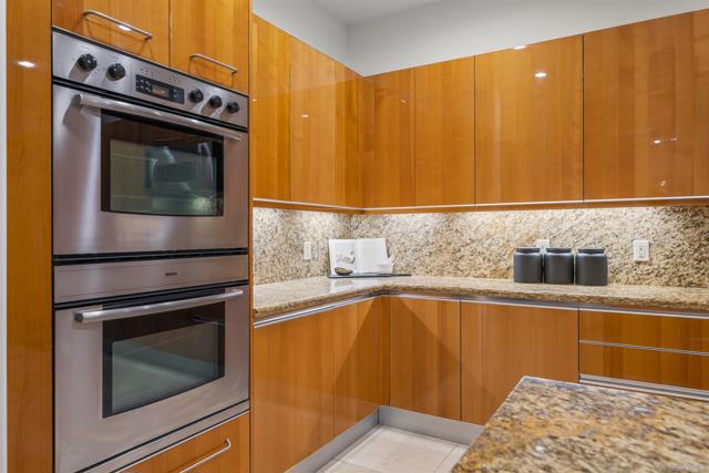 550 Front St, San Diego CA: https://media.crmls.org/mediaz/028e67cc-1912-4a24-8819-801fd6bbab21.jpg