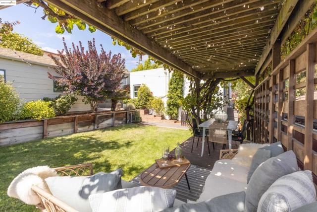 2451 Carmel St, Oakland CA: https://media.crmls.org/mediaz/028e8bcc-167f-45f2-b1e6-5279638ff65e.jpg