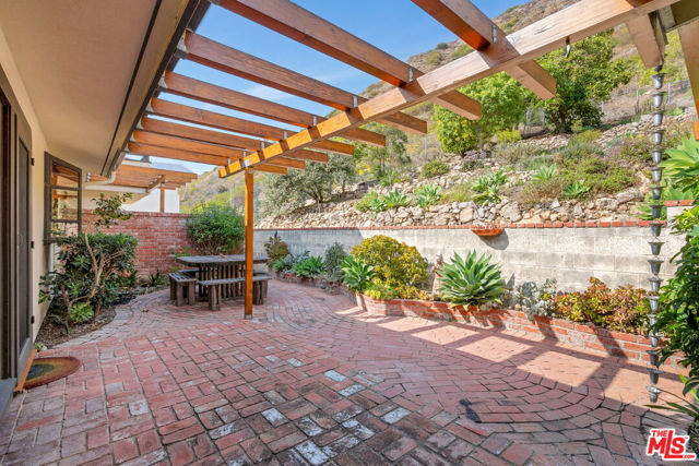 5942 Paseo Canyon Drive, Malibu CA: https://media.crmls.org/mediaz/028fbe1a-dbc3-4fc2-8a5a-442d8fac79f5.jpg