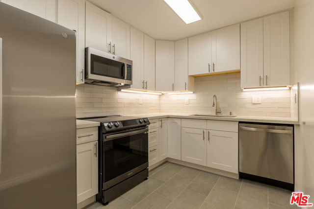 1033 6TH Street, Santa Monica CA: https://media.crmls.org/mediaz/02903a8f-98d0-4c8a-bbcf-96bb497ea4ba.jpg
