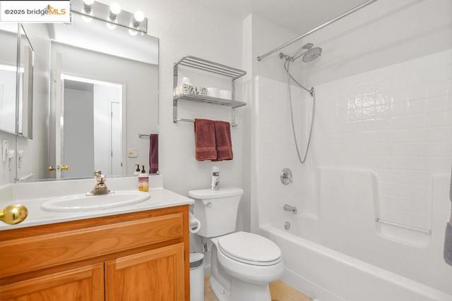 5125 Monitor Pass Way, Antioch CA: https://media.crmls.org/mediaz/0290420e-e997-468e-aaf5-03a000f686db.jpg