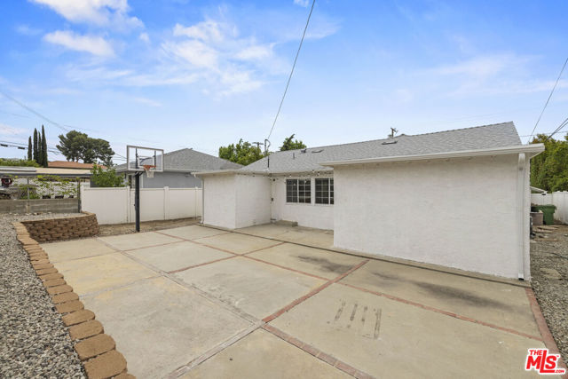 10914 Mcvine Avenue, Sunland CA: https://media.crmls.org/mediaz/02910bc6-1008-4e36-9f73-bb140920ee7c.jpg