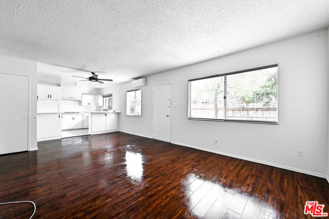 1868 10th Street, Santa Monica CA: https://media.crmls.org/mediaz/02912597-9425-428b-9e08-4040abd89873.jpg