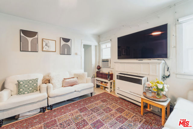1946 S La Salle Avenue, Los Angeles CA: https://media.crmls.org/mediaz/0291ad24-9d54-4b0b-9ec6-9128022af4ab.jpg