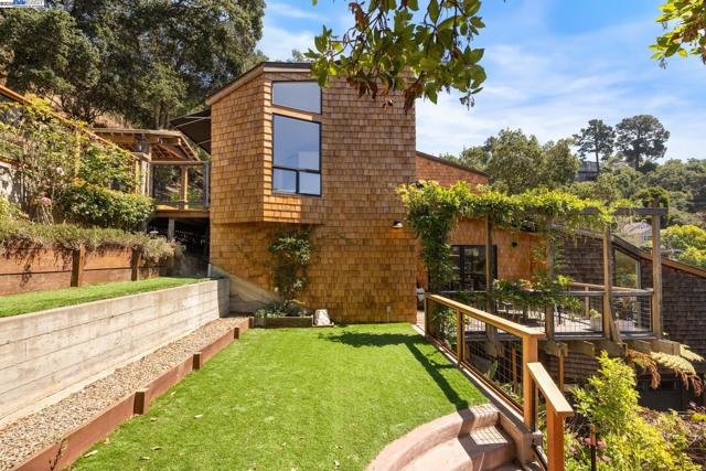 5708 Colton Blvd, Oakland CA: https://media.crmls.org/mediaz/0291dc23-b748-4dbe-8001-d5c7f32fb675.jpg