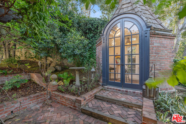 3827 Carnavon Way, Los Angeles CA: https://media.crmls.org/mediaz/029366f1-6389-4612-895a-c5b5dd13c854.jpg