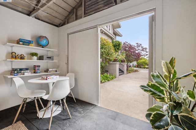 6040 LAWTON AVENUE, Oakland CA: https://media.crmls.org/mediaz/02939988-4cdb-4806-a13b-b82b905b1230.jpg