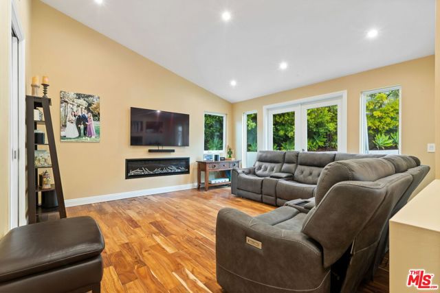436 Levering Avenue, Los Angeles CA: https://media.crmls.org/mediaz/0294ead5-ea58-4b91-b8dd-87459f12dbd1.jpg
