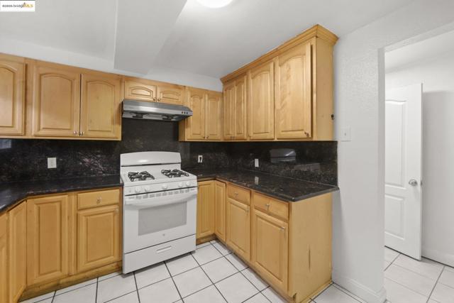 1311 87Th Ave, Oakland CA: https://media.crmls.org/mediaz/02962111-37d8-4917-a0e0-7fc676f0a44a.jpg