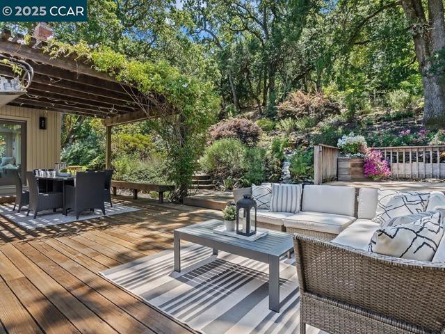 27 Toledo Dr, Lafayette CA: https://media.crmls.org/mediaz/02969617-a586-44a8-a08b-46d4db401f4d.jpg