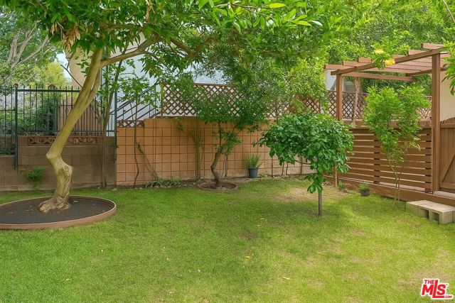 928 N Genesee Avenue, West Hollywood CA: https://media.crmls.org/mediaz/0297b314-6955-411b-a940-aab161fdbe9d.jpg