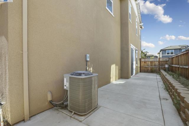2208 Daimler St, Lathrop CA: https://media.crmls.org/mediaz/02980396-5e94-4162-b103-d158c59d846e.jpg