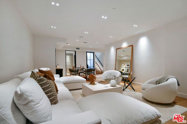 112 S Valley Street, Toluca Lake CA: https://media.crmls.org/mediaz/0298da76-789b-4e01-81a2-0125c855f183.jpg