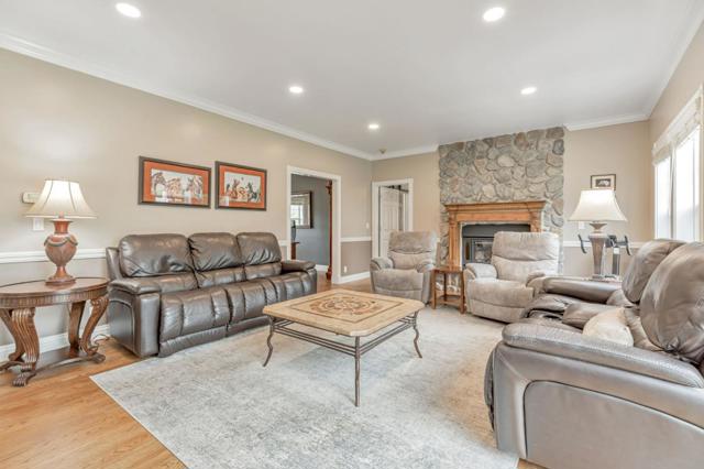 560 Tevis Trail, Hollister CA: https://media.crmls.org/mediaz/02990d98-f3d8-4c4b-95c7-aa3305cbefe0.jpg